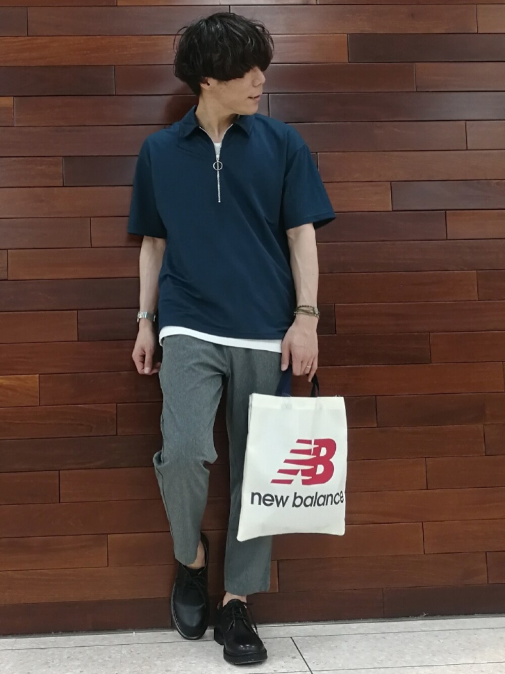 「シンプルコーデ、きれいめカジュアル、きれいめコーディネート、ハーフジップ、レイヤードスタイル」｜「NEW BALANCEのアイテム（バックパック/リュック、ホワイト系）」を使った、YU-KINさん（メンズ・170cm）の春コーディネートの1枚目の写真