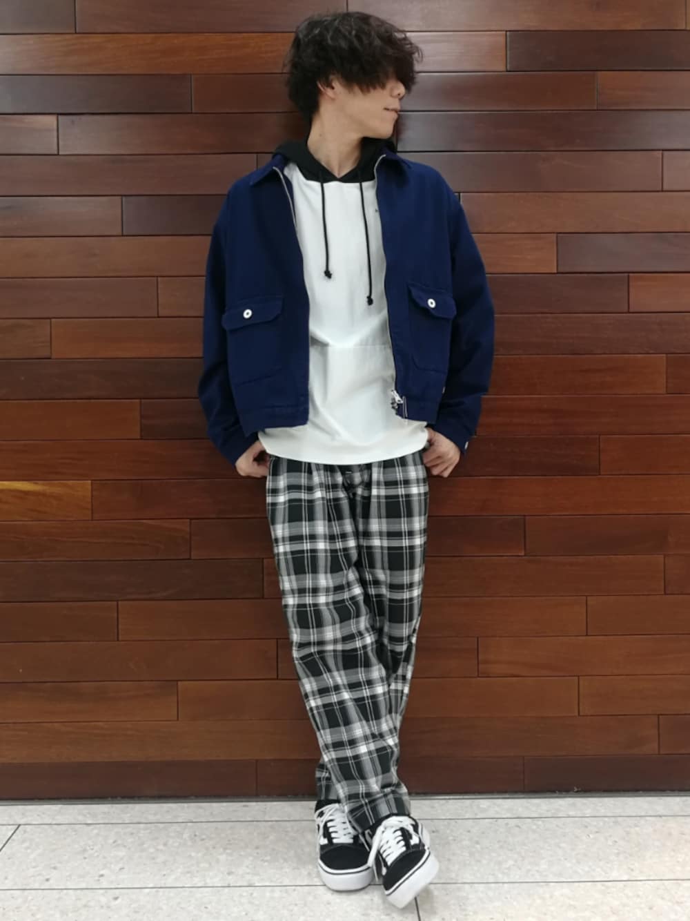 「チェックパンツ」｜「VANSのVANS ヴァンズ VN-0D3HY28 OLD SKOOL BLACK（スニーカー、ブラック系）」を使った、YU-KINさん（メンズ・170cm）の春コーディネートの1枚目の写真