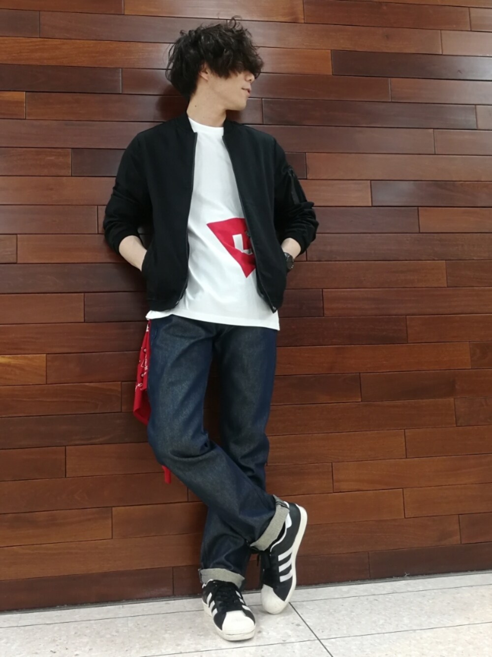 「カジュアルコーデ」｜「adidasのオリジナルス スーパースター80s[SS 80s]（スニーカー、ブラック系）」を使った、YU-KINさん（メンズ・170cm）の春コーディネートの1枚目の写真