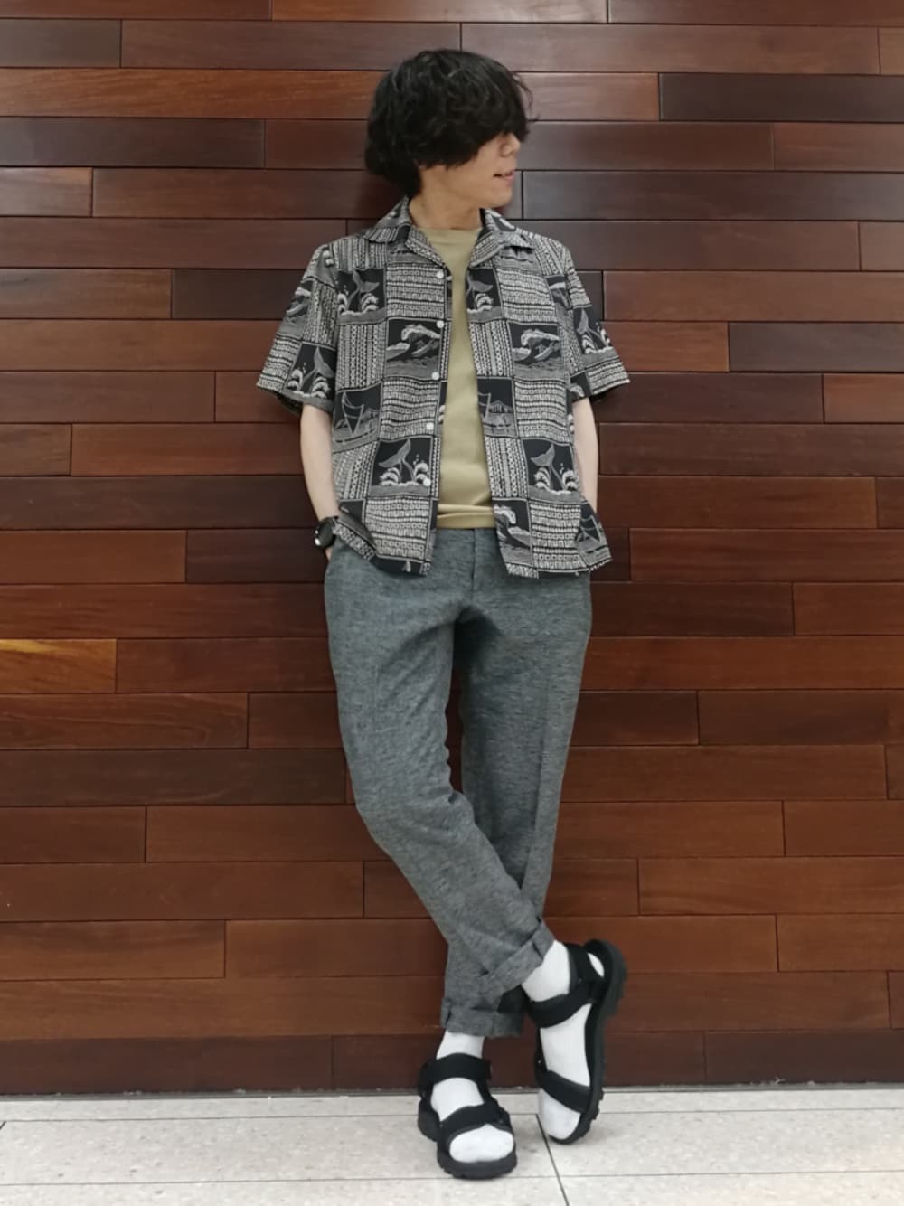 「アロハシャツ、柄シャツ、スポーツサンダル、米津玄師、スラックス、シンプル」｜「reyn spoonerのアイテム（シャツ/ブラウス、ブラック系）」を使った、YU-KINさん（メンズ・170cm）の夏コーディネートの1枚目の写真