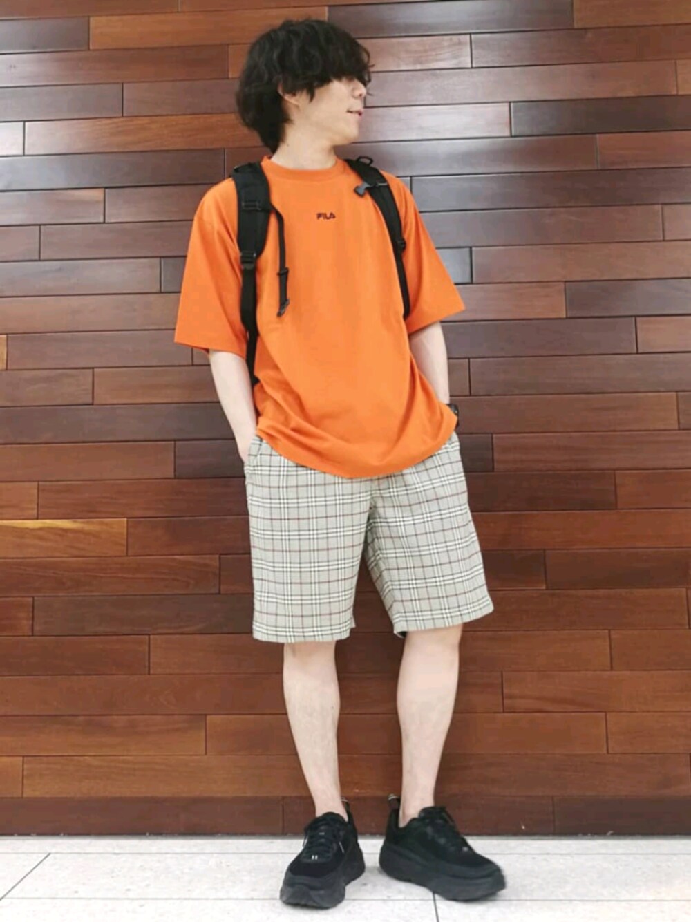 「夏コーデ、おしゃれさんと繋がりたい、シンプルコーデ、プチプラ、ショートパンツ、スニーカー、カジュアル、大学生、オトナカジュアル」｜「FILAのアイテム（Tシャツ/カットソー、オレンジ系）」を使った、YU-KINさん（メンズ・170cm）の夏コーディネートの1枚目の写真