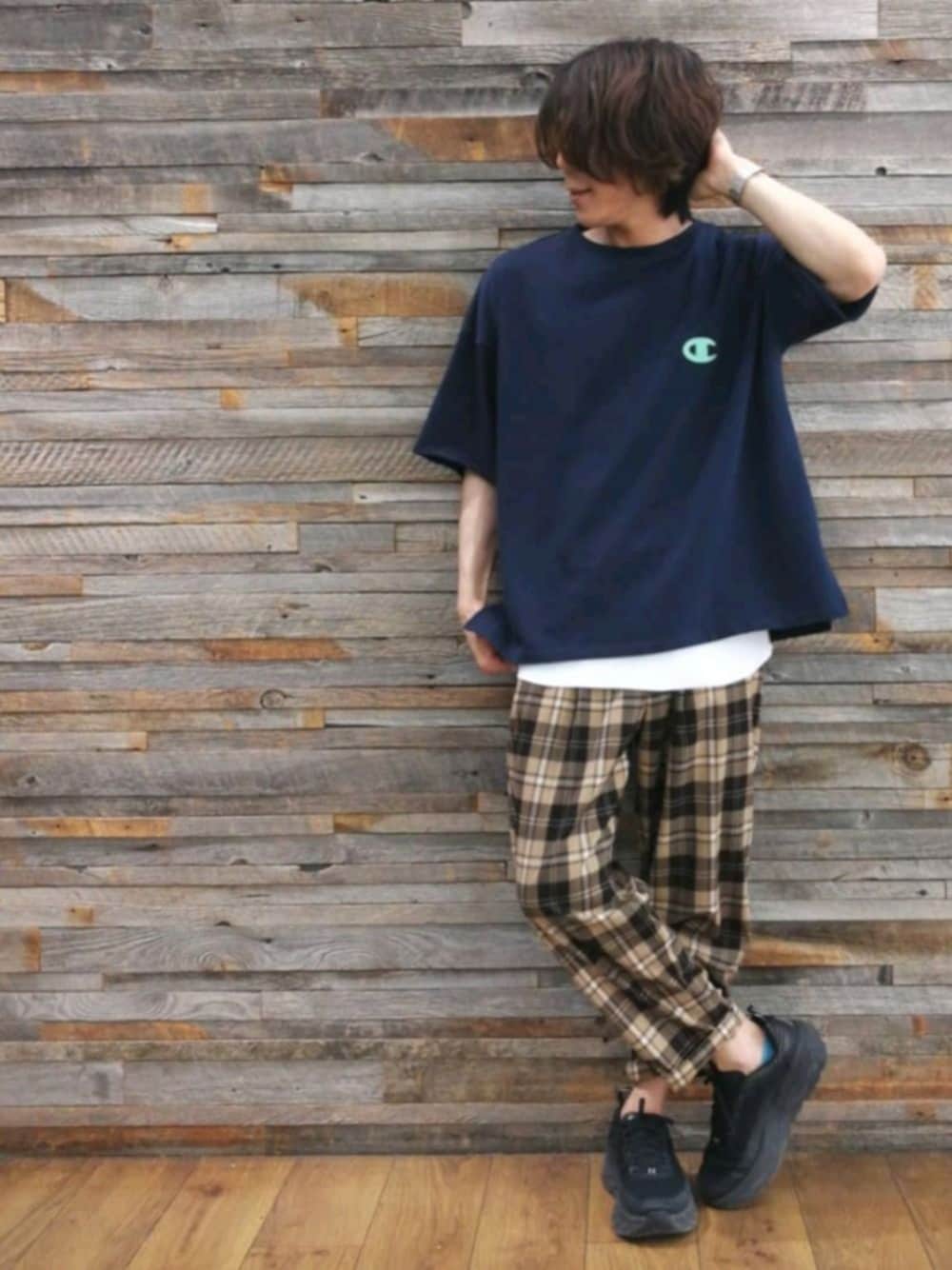 「カジュアル、ビッグシルエット、シンプル、チェックパンツ、スウェットT、米津玄師、ヨネヅラー」｜「Championのアイテム（Tシャツ/カットソー、ブルー系）」を使った、YU-KINさん（メンズ・170cm）の夏コーディネートの1枚目の写真