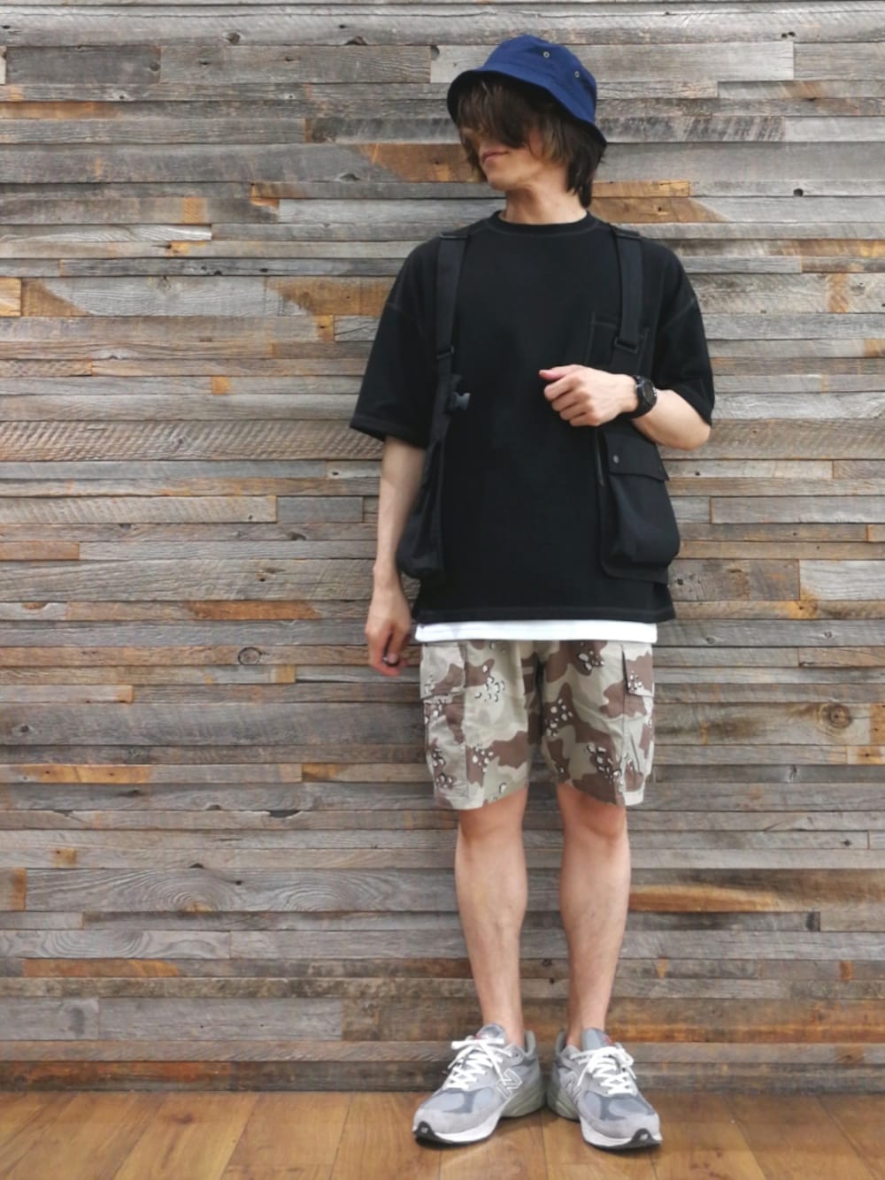 「ショートパンツ、迷彩、スニーカー、ベスト、バケットハット、アウトドアスタイル、米津玄師、ヨネヅラー」｜「NEW BALANCEのアイテム（スニーカー、グレー系）」を使った、YU-KINさん（メンズ・170cm）の夏コーディネートの1枚目の写真