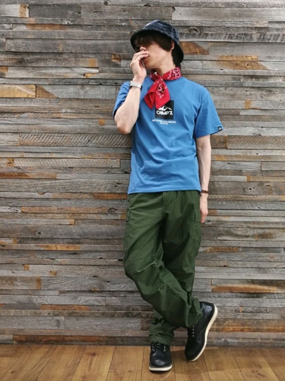 「アメカジ、ワーク、カーゴパンツ、レッドウィング、アウトドアスタイル、バケットハット、プチプラ」｜「Right-onのうるおう暖モコ裏ボアカーゴパンツ（その他パンツ、グリーン系）」を使った、YU-KINさん（メンズ・170cm）の夏コーディネートの1枚目の写真