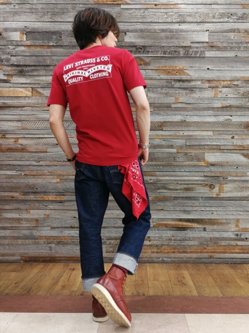 「Tシャツ、アメカジ、バンダナ、レッドウィング、バックスタイル」｜「Levi'sのアイテム（Tシャツ/カットソー、レッド系）」を使った、YU-KINさん（メンズ・170cm）の夏コーディネートの1枚目の写真