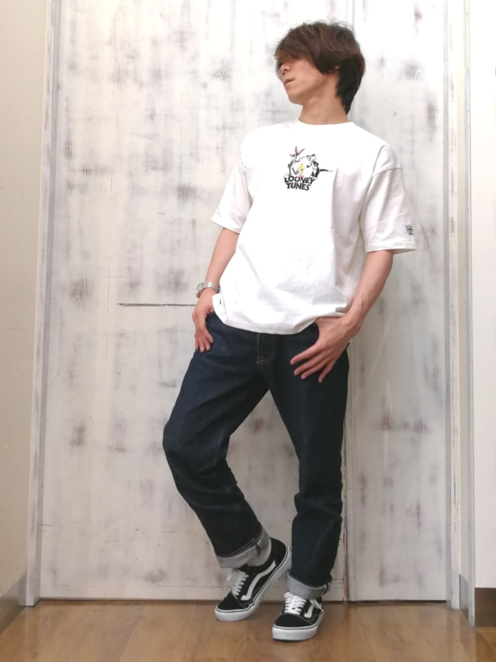 「米津玄師、夏コーデ、Tシャツ、キャラT、ビッグシルエット、スニーカー、アメカジ、シンプル」｜「Looney Tunesのアイテム（Tシャツ/カットソー、ホワイト系）」を使った、YU-KINさん（メンズ・170cm）の夏コーディネートの1枚目の写真