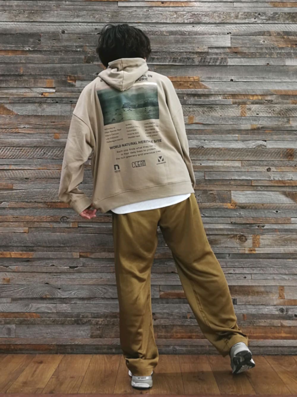 「秋のコーデ、シンプル、米津玄師、カジュアル、パーカー、ベージュ、レイヤードスタイル、ゴールド、スニーカー、バックプリント」｜「NEW BALANCEのNEW BALANCE:M990 V5 スニーカー（スニーカー、グレー系）」を使った、YU-KINさん（メンズ・170cm）の秋コーディネートの1枚目の写真