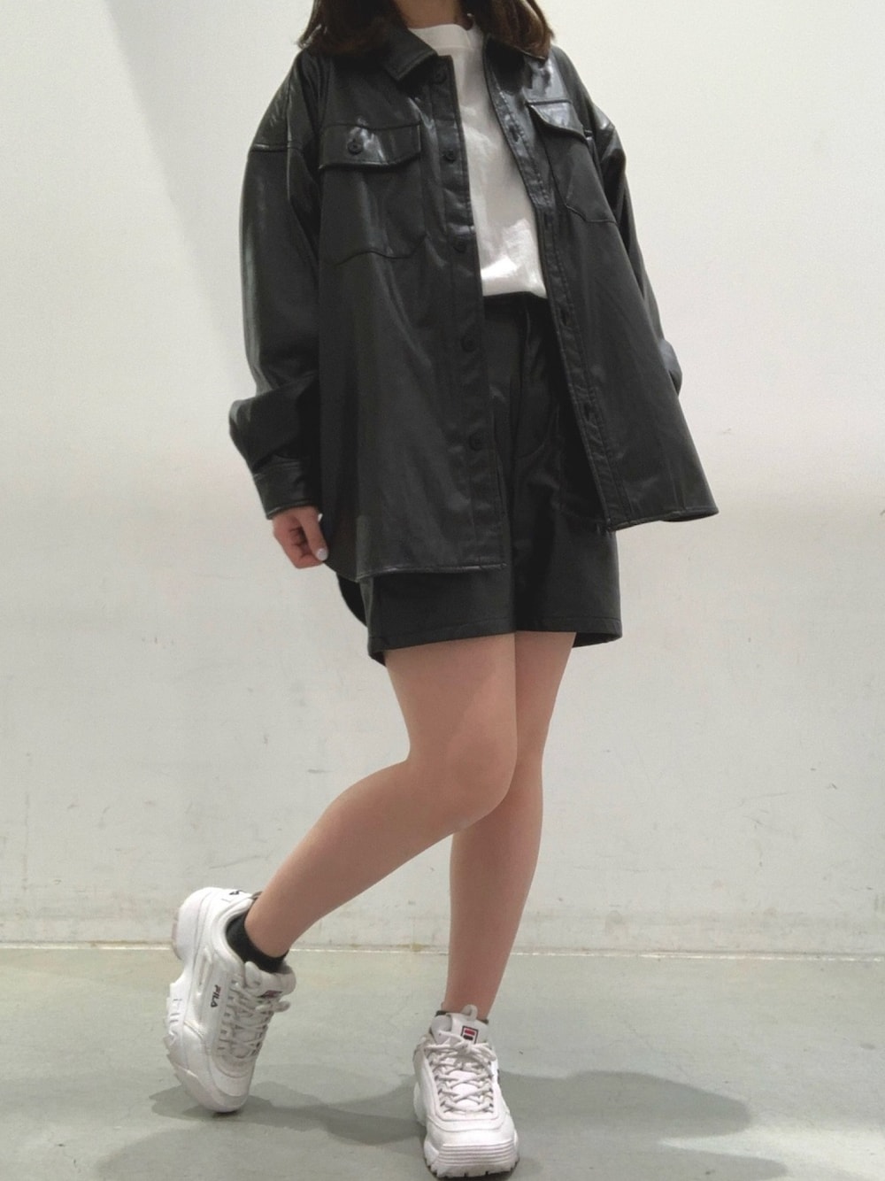 ブラック系のその他パンツ、ブラック系のブルゾン、ホワイト系のTシャツ/カットソーを着用したレディースの春コーディネートの1枚目の写真