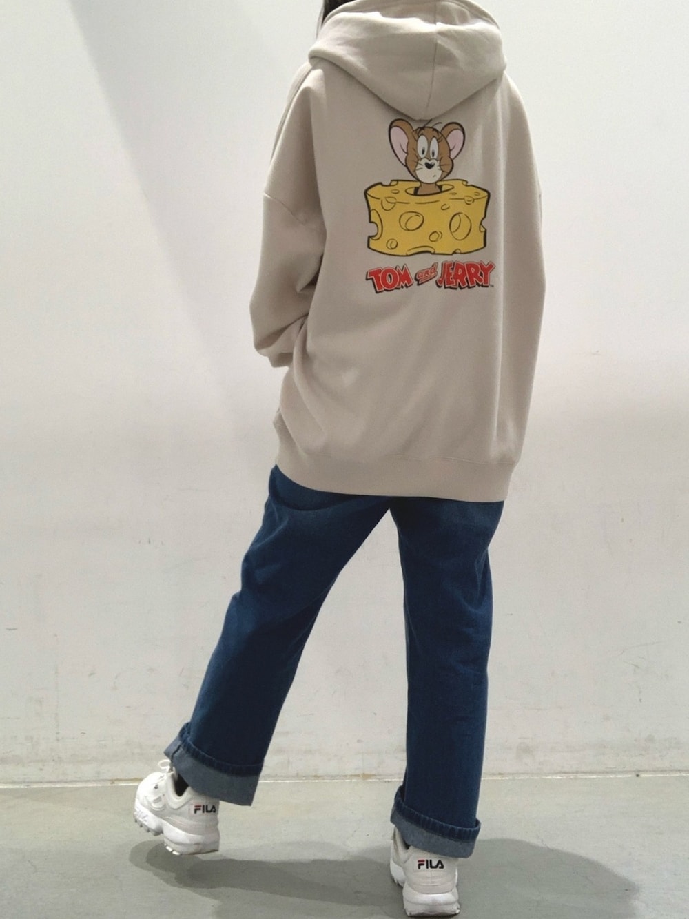 「パーカーコーデ、トムとジェリー、ジーンズ、ゆるコーデ、KOE」｜「koeの【2021SS】配色ステッチデニムストレートパンツ〇（デニムパンツ、ブルー系）」を使った、なあさん（レディース・160cm）の冬コーディネートの1枚目の写真