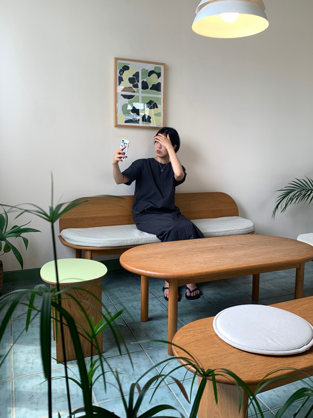 ブラック系のサンダルを着用したレディースの夏コーディネートの1枚目の写真