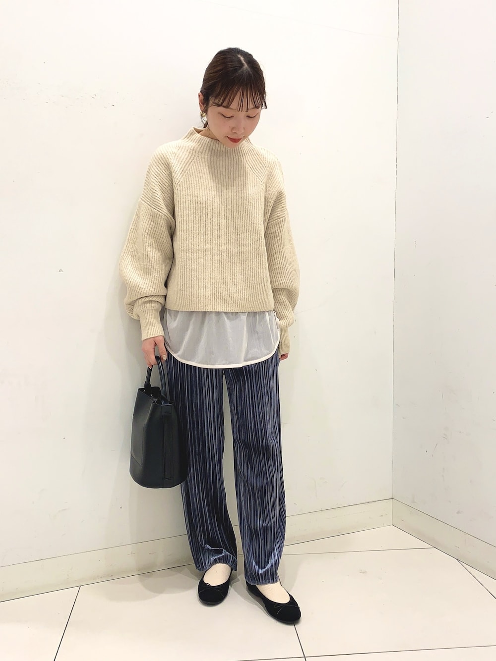 ホワイト系のニット/セーター、ベージュ系のTシャツ/カットソー、ブルー系のその他パンツを着用したレディースの秋コーディネートの1枚目の写真