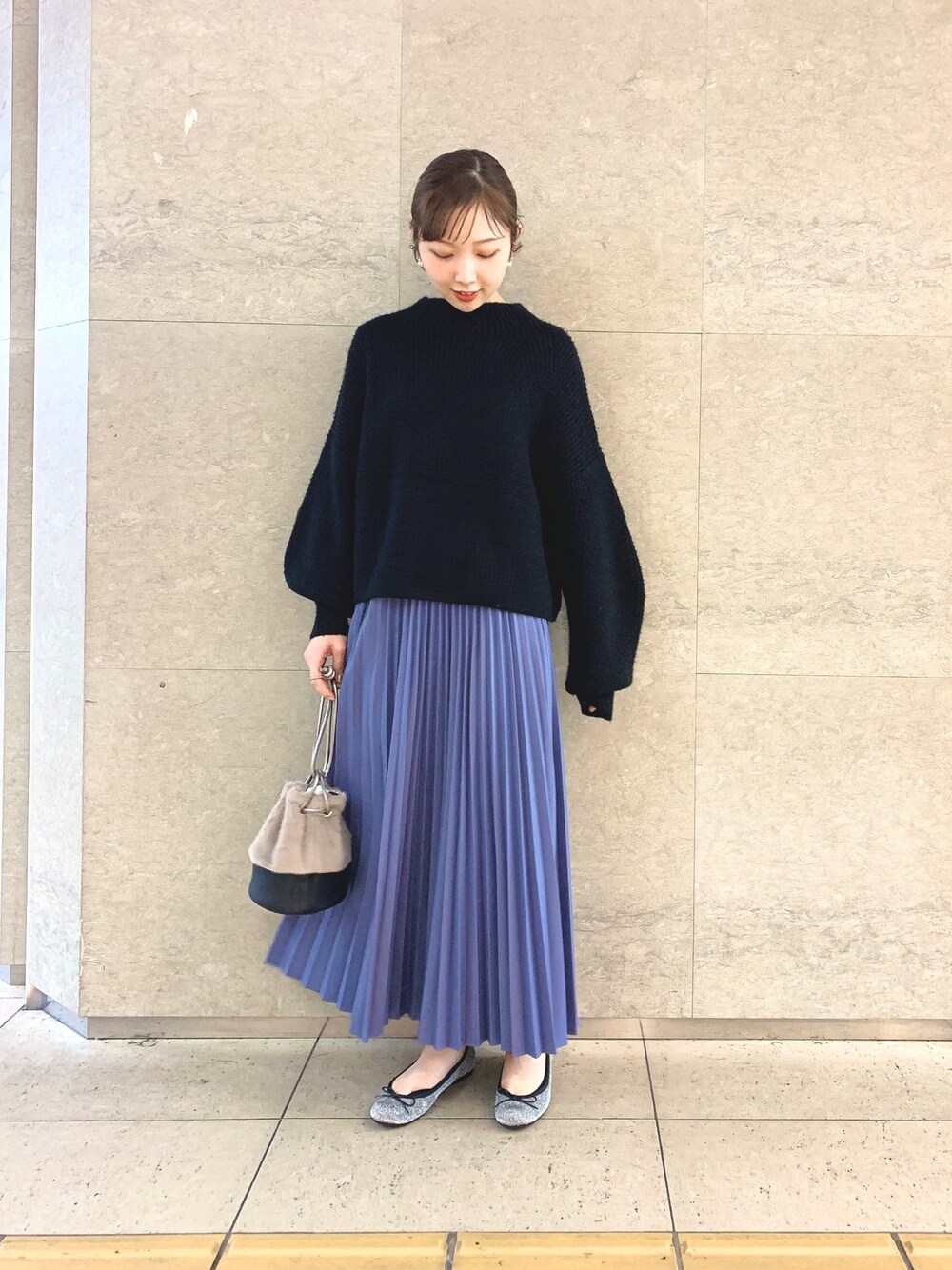 ブラック系のニット/セーター、ブルー系のスカート、シルバー系のバレエシューズを着用したレディースの秋コーディネートの1枚目の写真