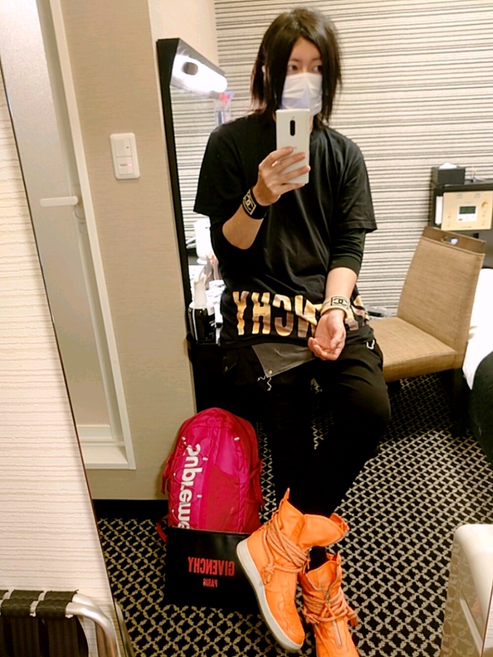 「おしゃれさんと繋がりたい、ブラックコーデ」｜「CHANELのアイテム（バングル/リストバンド、ブラック系）」を使った、candycandy0325さん（メンズ・178cm）の秋コーディネートの1枚目の写真