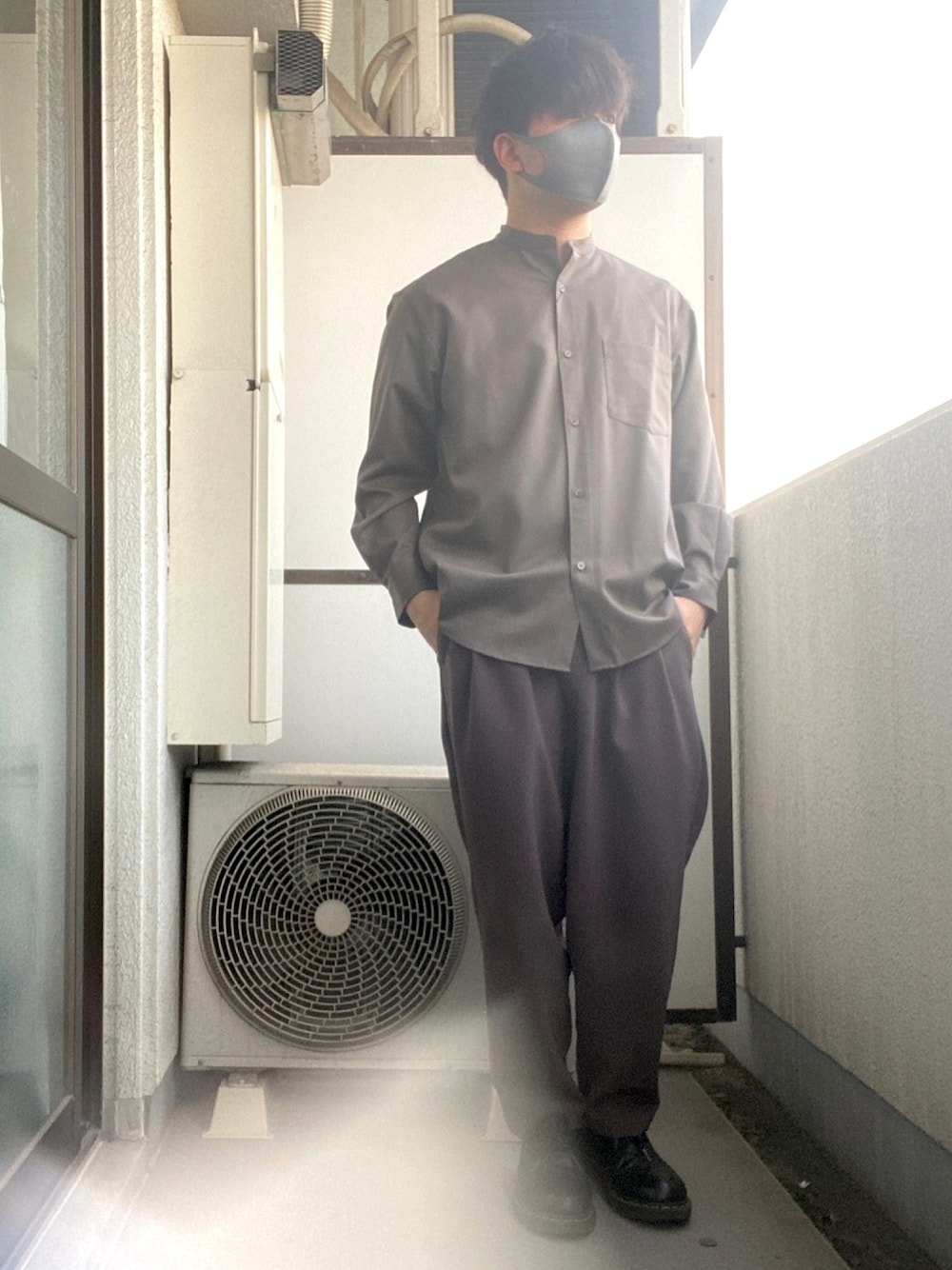 グレー系のシャツ/ブラウス、ブラウン系のスラックス、ブラック系のドレスシューズを着用したメンズの春コーディネートの1枚目の写真