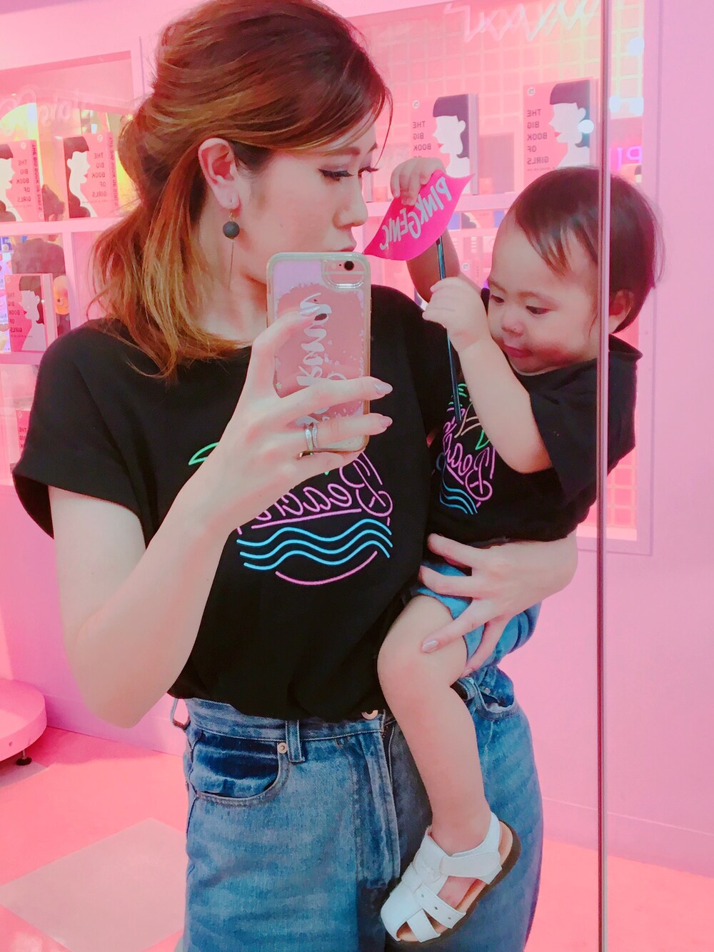 「親子コーデ、ディズニー、ジーンズ、黒、一歳、おとこのこ、はじめまして、ディズニーコーデ、Tシャツ、80cm」｜「CIAOPANICのアイテム（Tシャツ/カットソー、ブラック系）」を使った、さきちゃんさん（キッズ・80cm）の秋コーディネートの1枚目の写真
