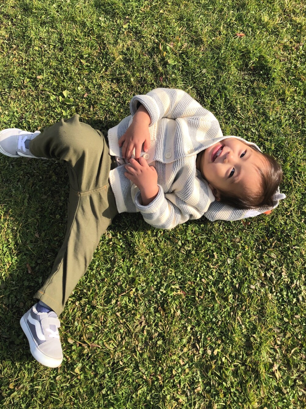 「男の子、公園、1歳、90cm、GAP、VANS、キッズファッション、ボーダー、公園日和、笑顔」｜「GAPのアイテム（カーディガン/ボレロ、ベージュ系）」を使った、さきちゃんさん（キッズ・90cm）の冬コーディネートの1枚目の写真