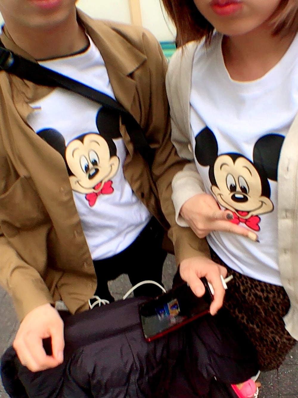 「プチプラ、夫婦、お揃い、disney、ミッキー、UNIQLO、家族、Disneyコーデ、ブラウン、ベージュ」｜「Disneyのアイテム（Tシャツ/カットソー、ホワイト系）」を使った、さきちゃんさん（レディース・162cm）の春コーディネートの1枚目の写真