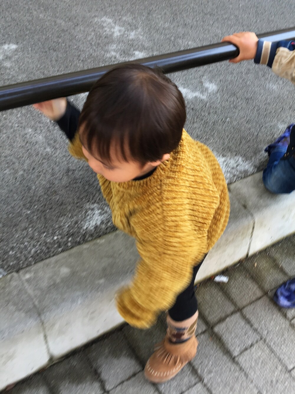 「カモフラ、カジュアルコーデ、ソックス、1歳、男の子、マスタード、プチプラ、マーキーズ(MARKEY'S)、はるコーデ、BREEZE」｜「BREEZEのモールヤーンセーター（ニット/セーター、イエロー系）」を使った、さきちゃんさん（キッズ・80cm）の春コーディネートの1枚目の写真