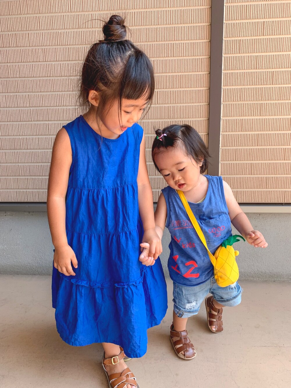 「女の子、女の子コーデ、男の子、男の子コーデ、おしゃれさんと繋がりたい、キッズコーデ、キッズファッション、姉弟コーデ」｜「GLOBAL WORKのアイテム（ワンピース、ブルー系）」を使った、KIRA☆REIさん（キッズ・157cm）の秋コーディネートの1枚目の写真