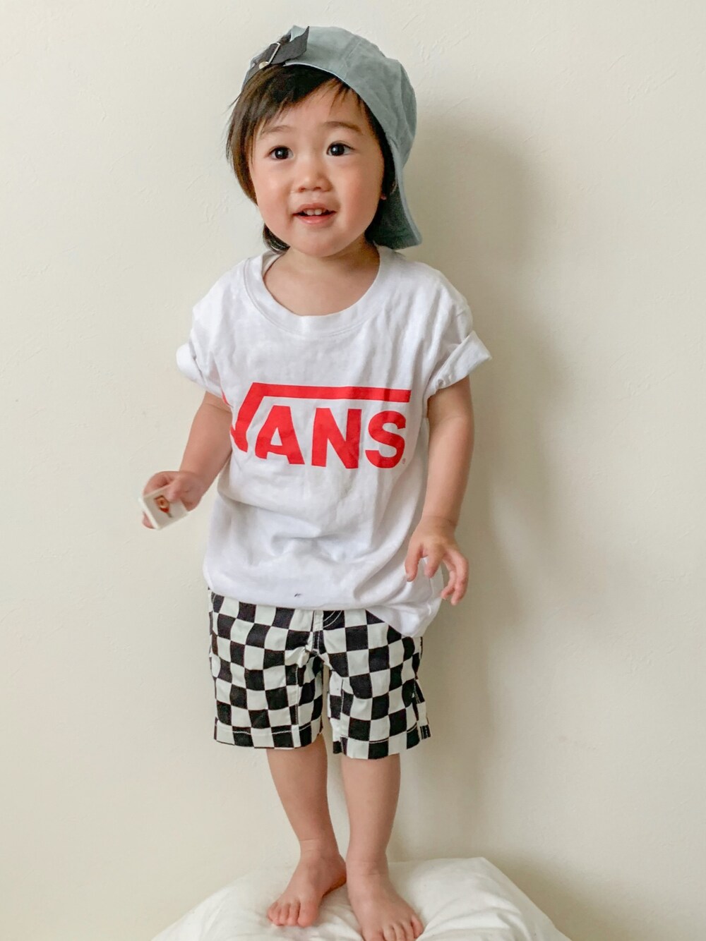 「息子、息子コーデ、2歳、キッズコーデ、キッズファッション、VANS」｜「VANSのアイテム（Tシャツ/カットソー、ホワイト系）」を使った、KIRA☆REIさん（キッズ・80cm）の春コーディネートの1枚目の写真