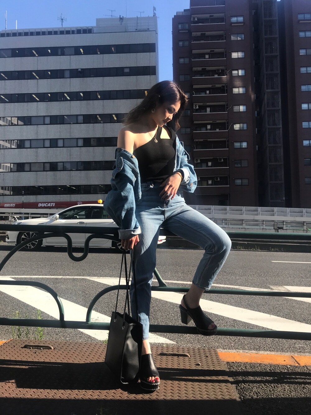「moussy、Levi's、Bershka、GU、デニムオンデニム、ワンショルダー」｜「Bershkaのアイテム（トップス、ブラック系）」を使った、amichqnさん（レディース・160cm）の夏コーディネートの1枚目の写真