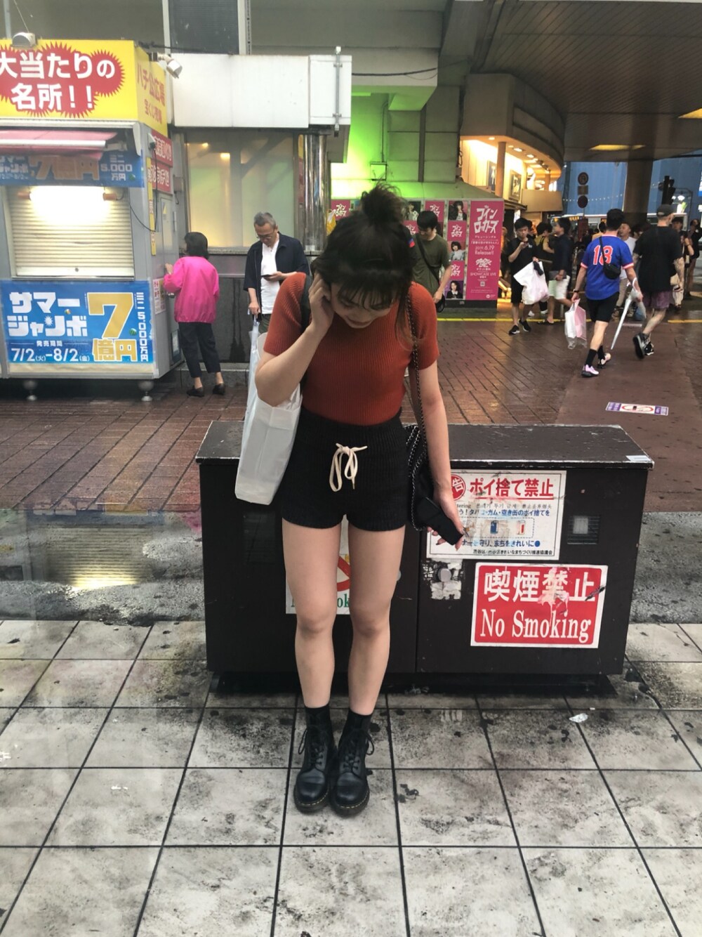 「Dr.Martens、EMODA、Juemi」｜「EMODAのアイテム（トップス、オレンジ系）」を使った、amichqnさん（レディース・161cm）の秋コーディネートの1枚目の写真