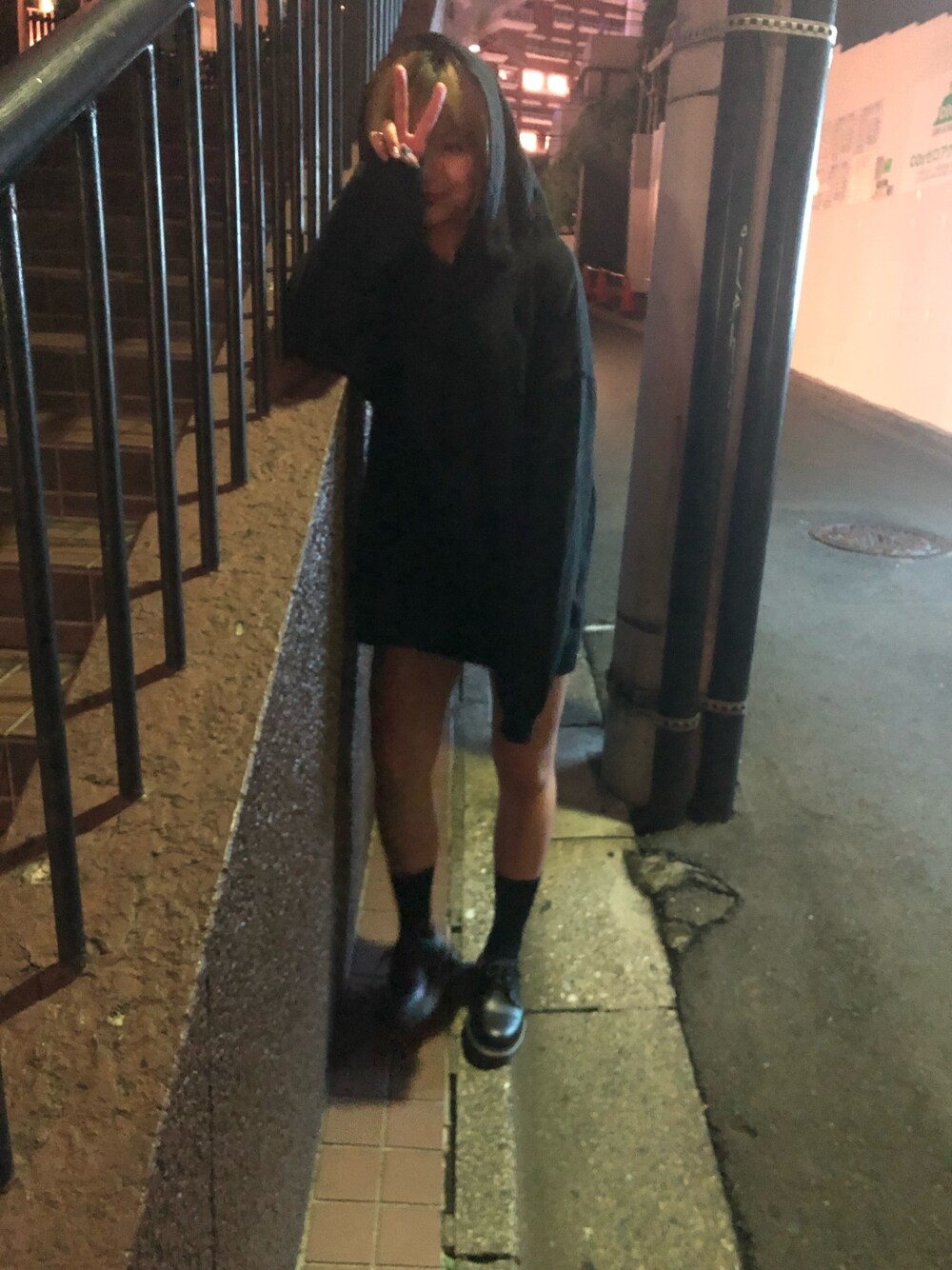 「オールブラック、Dr.Martens、GU、パーカー」｜「GUのアイテム（トップス、ブラック系）」を使った、amichqnさん（レディース・163cm）の秋コーディネートの1枚目の写真
