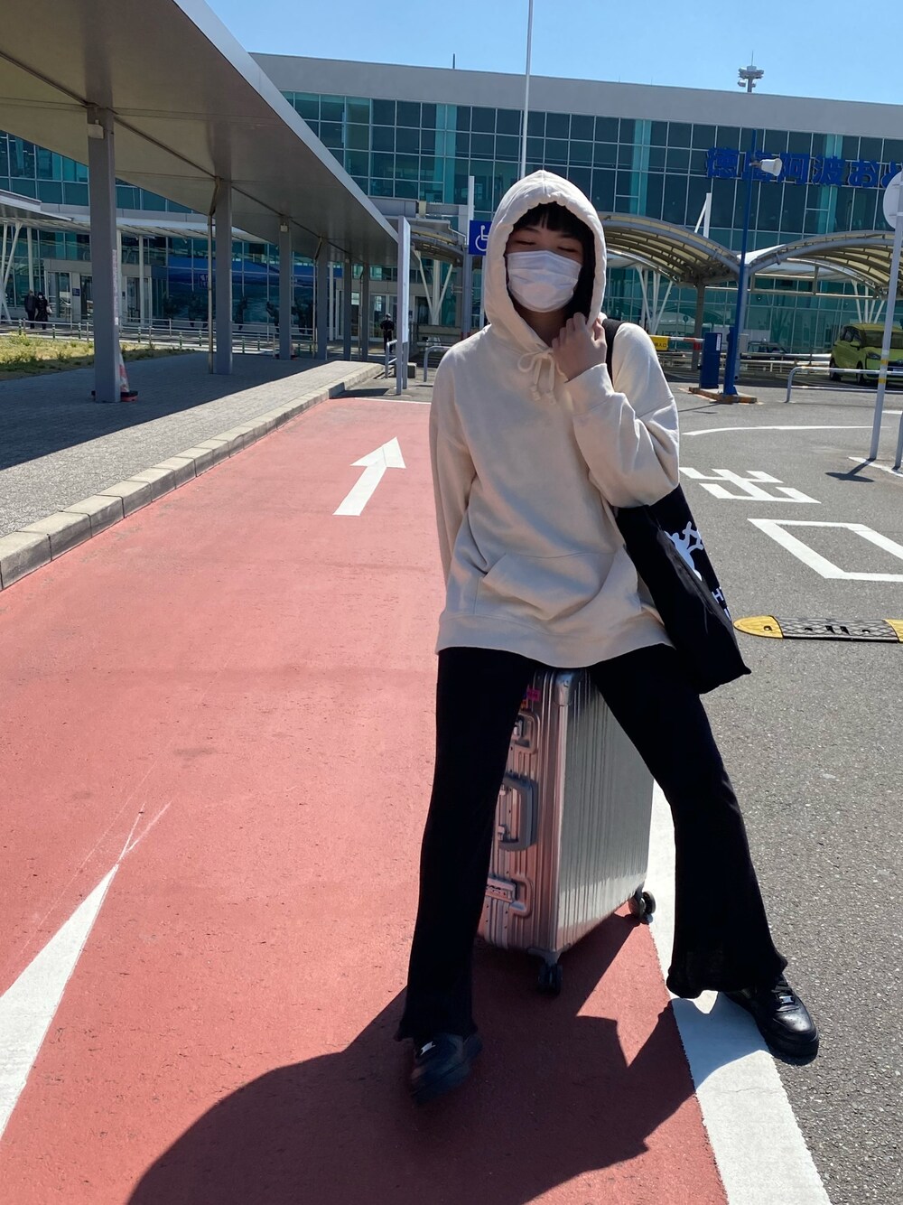 「NIKE、AIR FORCE 1、airforce1、空港コーデ、フレアパンツ」｜「UNIQLOのアイテム（トップス、ベージュ系）」を使った、amichqnさん（レディース・163cm）の春コーディネートの1枚目の写真