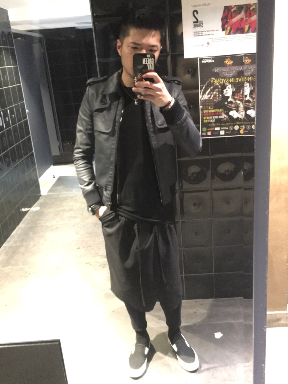 「Dior hommeのアイテム（ミリタリージャケット、ブラック系）」を使った、阿熏さん（メンズ・181cm）の秋コーディネートの1枚目の写真