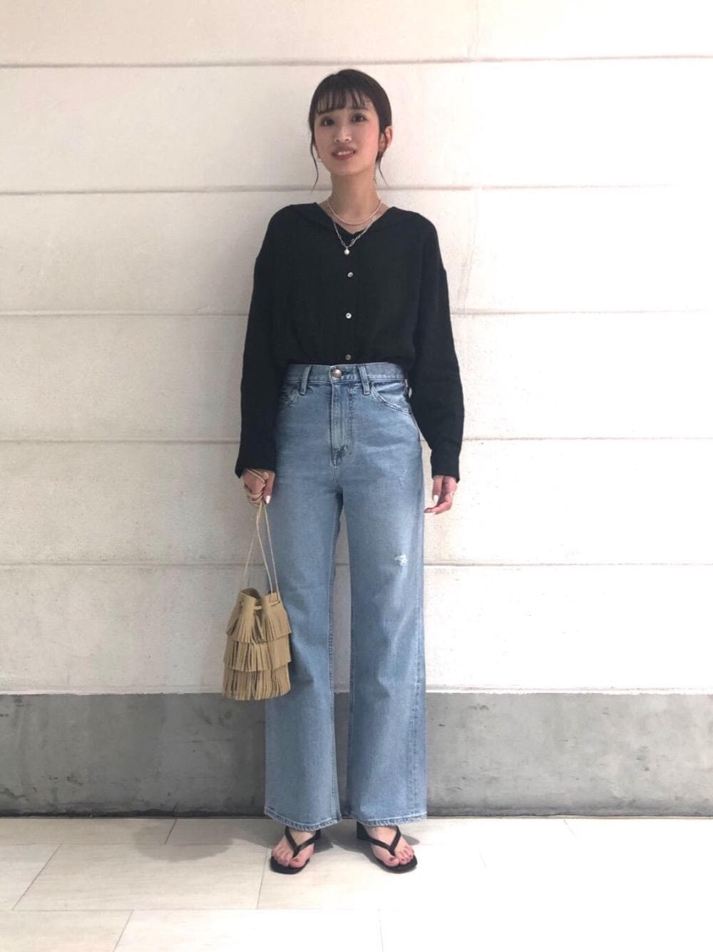 「シューズ、デニムパンツ、シャツ/ブラウス、SPRING SHIRTS STYLE」｜「PHILIPPE AUDIBERTのBY PHILIPPE AUDIBERT ELVIREブレス ¨（ブレスレット、シルバー系）」を使った、natsukiさん（レディース・160cm）の春コーディネートの1枚目の写真