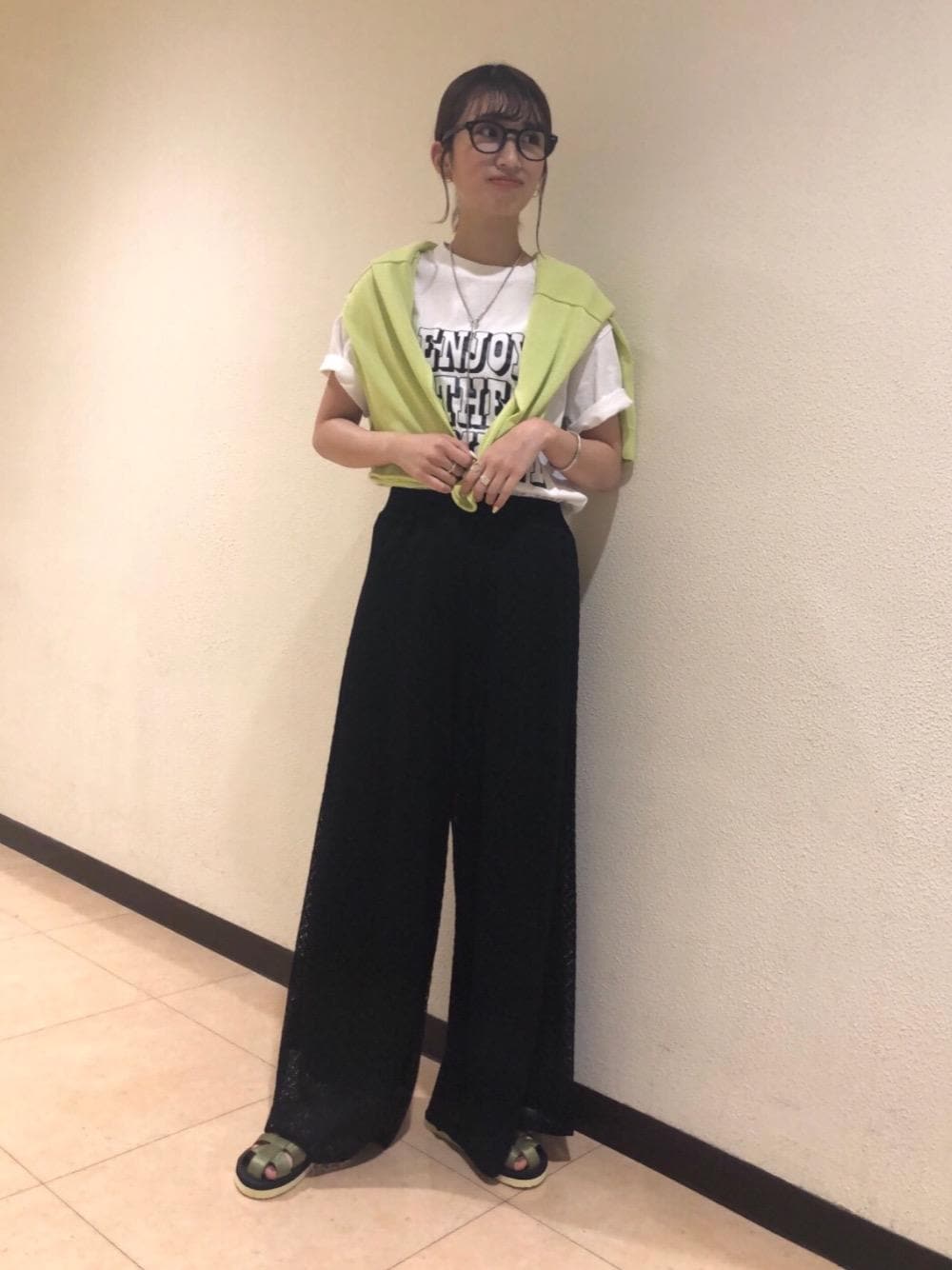 「カーディガン、シューズ、Tシャツ/カットソー、T SHIRTS STYLE、ぱんつ」｜「VELATTIの＜VELATTI＞シンプルスプリングバングル（バングル/リストバンド、シルバー系）」を使った、natsukiさん（レディース・160cm）の春コーディネートの1枚目の写真