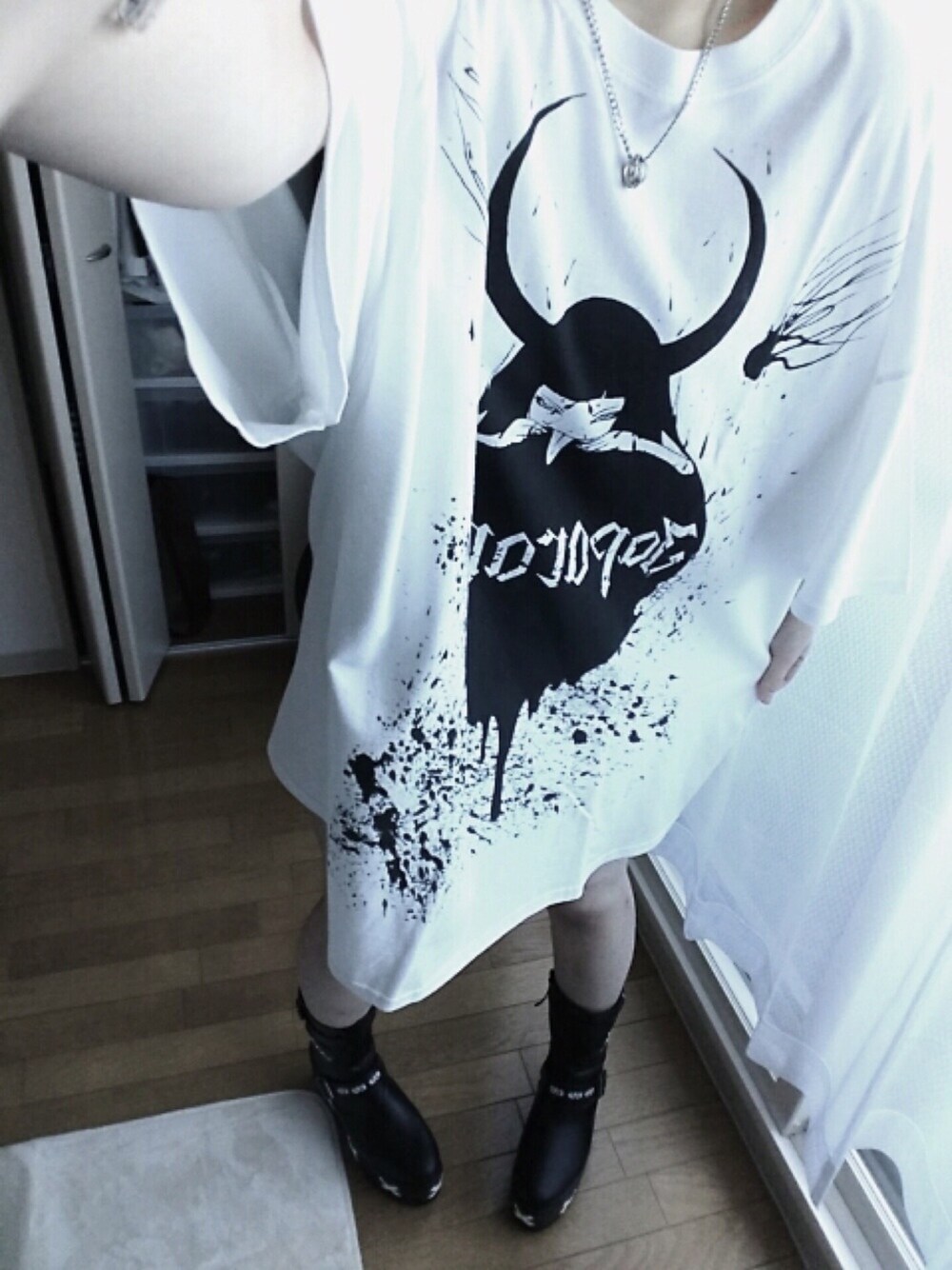 「UNIF、ヴィレッジバンガード」｜「Village Vanguardのアイテム（Tシャツ/カットソー、ホワイト系）」を使った、chiiiさん（レディース・158cm）の冬コーディネートの1枚目の写真