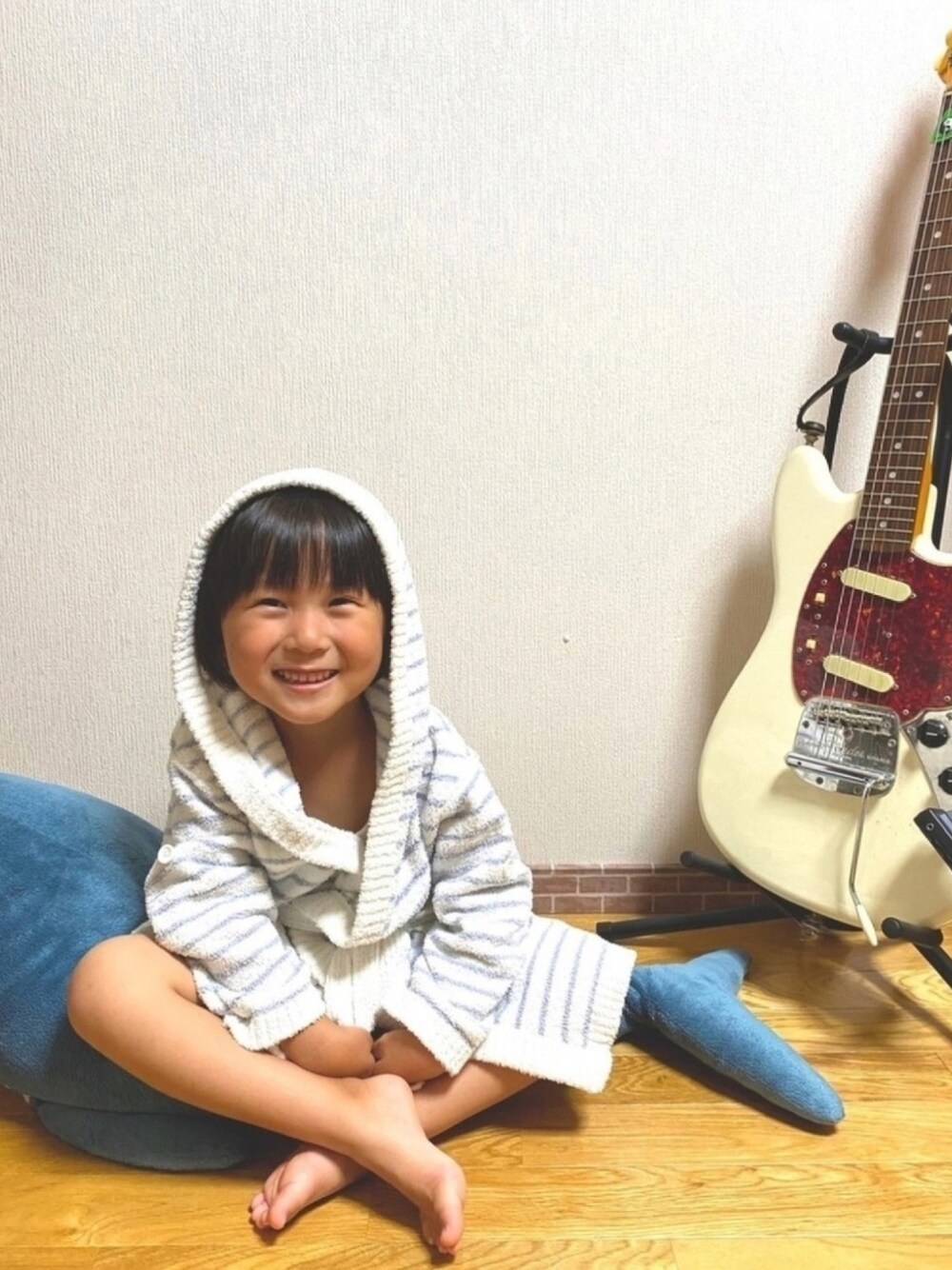 ホワイト系のルームウェア/パジャマ、その他のCD、グレー系のおもちゃを着用したキッズの夏コーディネートの1枚目の写真