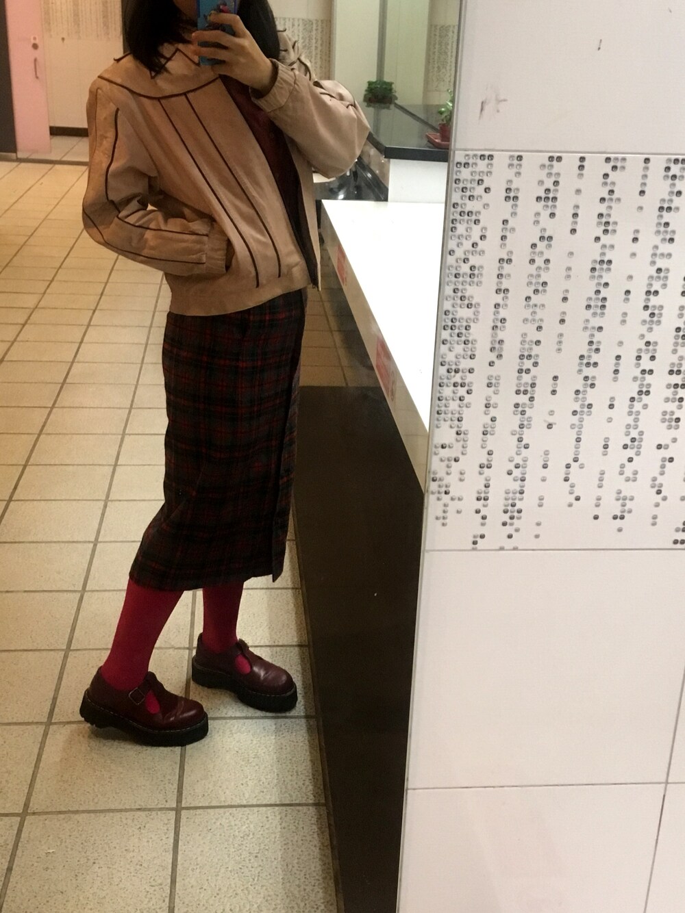 「Dr. Martensのアイテム（ローファー、ブラウン系）」を使った、Easley kliss さん（レディース・165cm）の秋コーディネートの1枚目の写真
