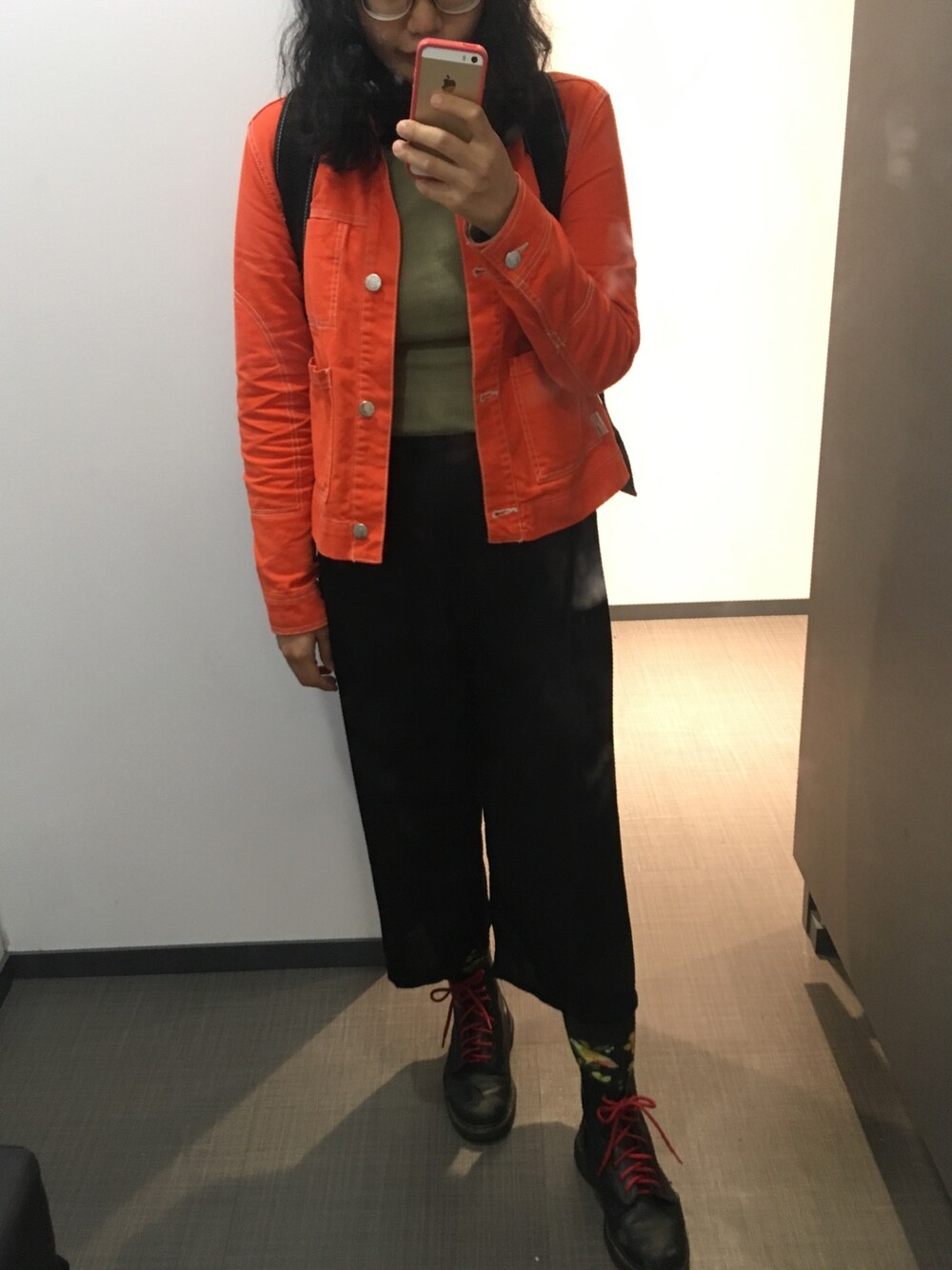 「Dr. Martensのアイテム（ブーツ、ブラック系）」を使った、Easley kliss さん（レディース・165cm）の春コーディネートの1枚目の写真
