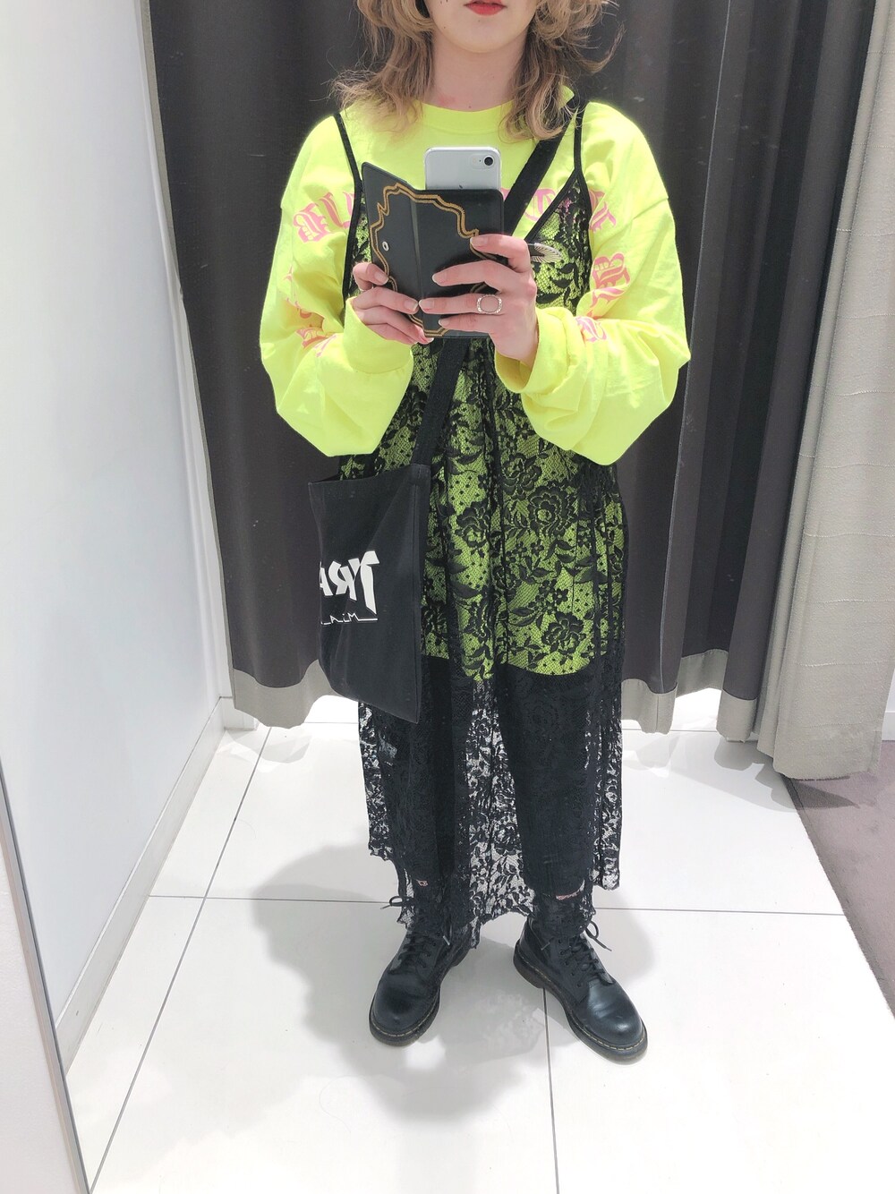 「LIBITUMadLIB、TOGA PULLA、Dr.Martens、ドクターマーチン、THRASHER、スキニーパンツ、ootd」｜「TOGA PULLAのアイテム（スマホケース/カバー、ブラック系）」を使った、▽△MIKI▽△さん（レディース・154cm）の春コーディネートの1枚目の写真