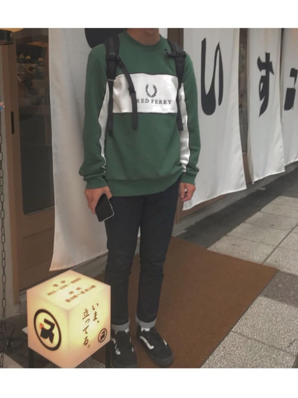 「fredperry、FRED PERRY、フレッドペリー、フレッドペリー(FRED PERRY)、秋、札幌、いま、立ってる。、トレーナー、スウェット」｜「FRED PERRYのEmbroidered Panel Sweatshirt（スウェット、グリーン系）」を使った、ひのさん（メンズ・174cm）の秋コーディネートの1枚目の写真