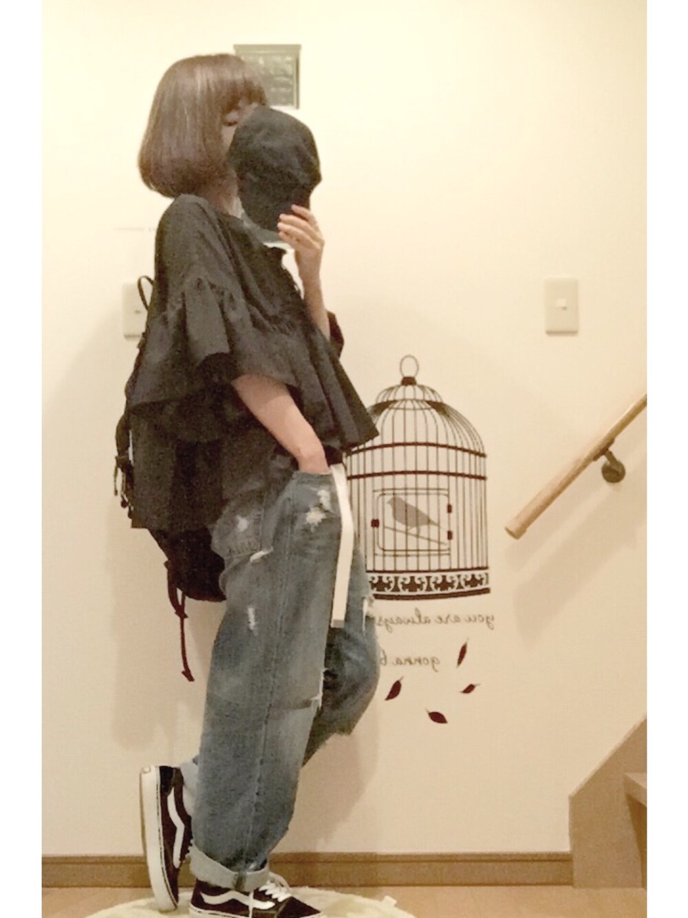 「coca、フリルブラウス、黒リュック、コールマン、VANS、CAP、ダメージデニムパンツ、休日スタイル、カジュアル」｜「coca（coca）のたっぷりフレア袖フリルブラウス（シャツ/ブラウス、ブラック系）」を使った、こはる。さん（レディース・164cm）の夏コーディネートの1枚目の写真