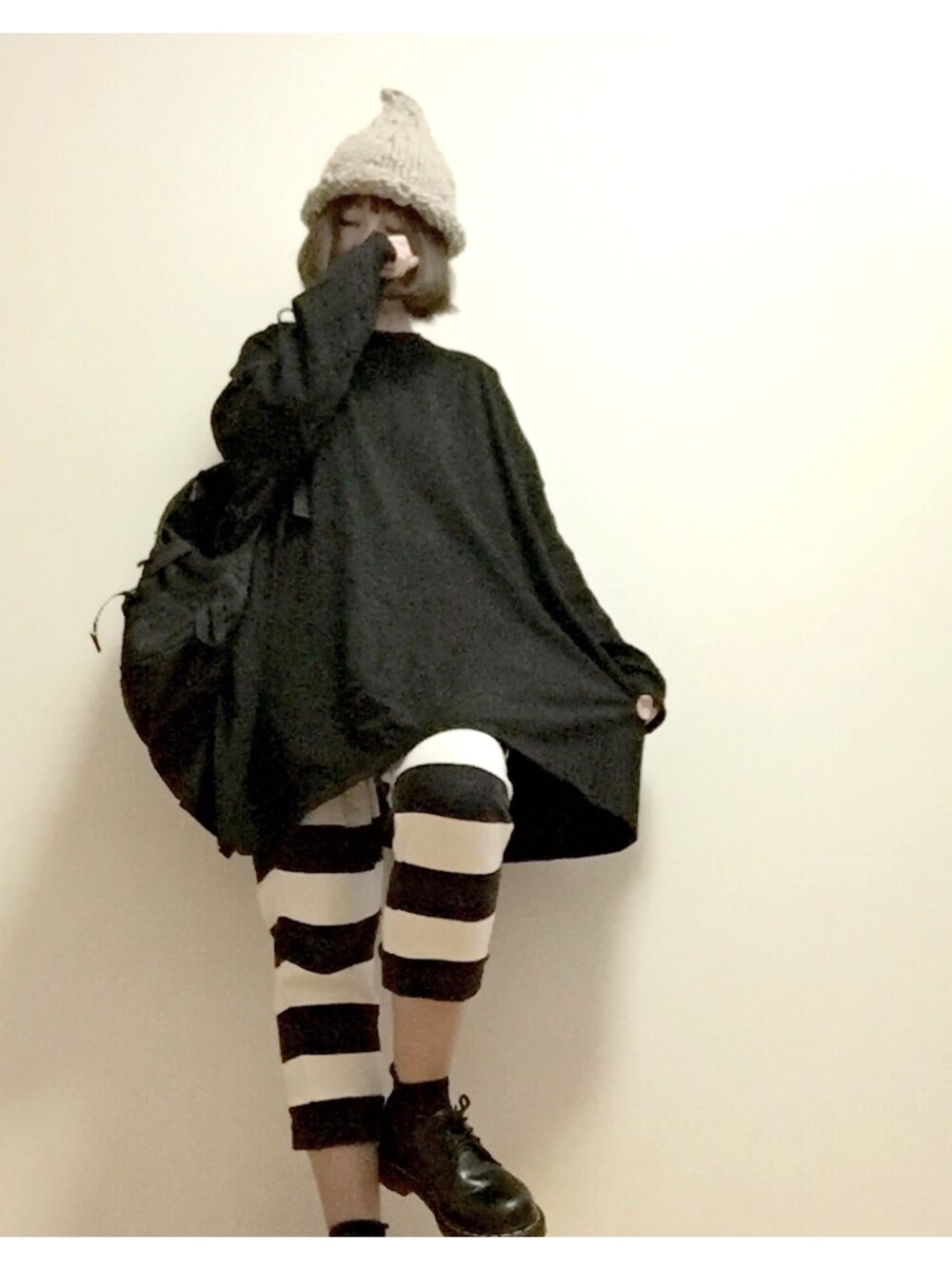 「ニット帽、ボーダーパンツ、ニコアンド、coca、ビッグシルエット、ドクターマーチン、黒リュック、オトナカジュアル、モノトーン」｜「coca（coca）のアイテム（Tシャツ/カットソー、ブラック系）」を使った、こはる。さん（レディース・163cm）の秋コーディネートの1枚目の写真