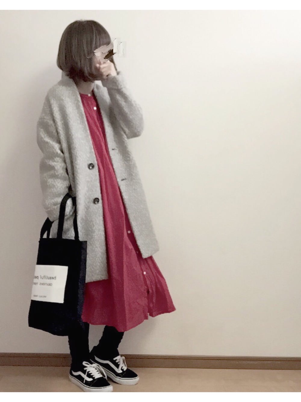 「JOURNAL STANDARD relume、赤ワンピース、オールドスクール、VANS、コクーンコート、beautiful people、トートバッグ、冬コーデ、ヒートテックニットレギンス」｜「JOURNAL STANDARD relumeの圧縮スライバーニット　セミショールコート_#（その他アウター、グレー系）」を使った、こはる。さん（レディース・163cm）の秋コーディネートの1枚目の写真