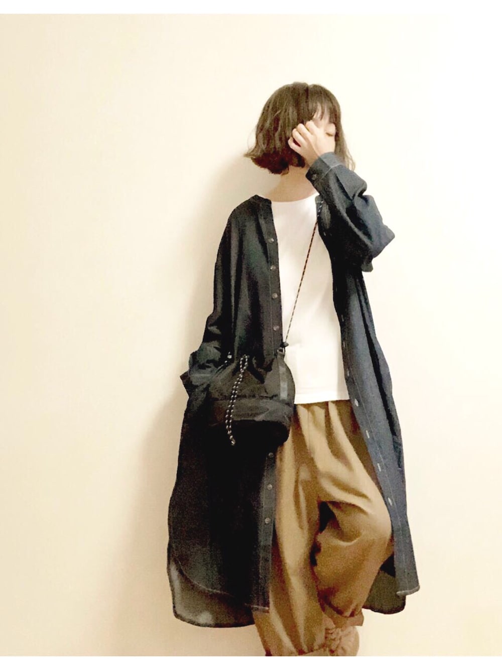 「reca、2wayワンピース、デニムワンピース、antiqua、サルエルパンツ、秋のカフェオレコーデ、GU、巾着バッグ、大人カジュアル、ノーカラー」｜「recaの2wayスキッパーデニムシャツワンピース（ワンピース、ブルー系）」を使った、こはる。さん（レディース・163cm）の秋コーディネートの1枚目の写真