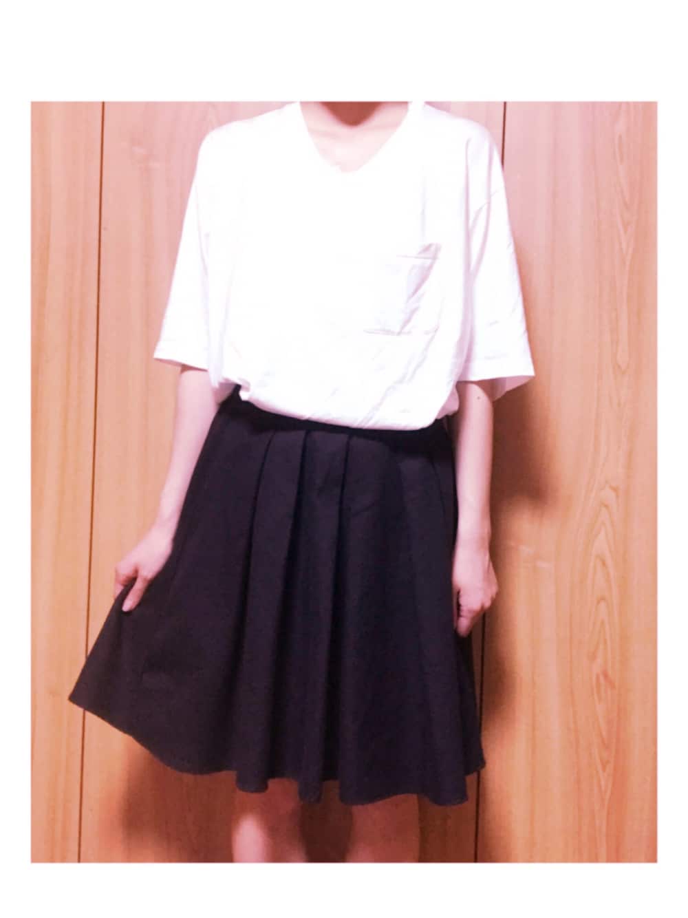 「白Tシャツ、GU、黒スカート、モノトーン」｜「GUのアイテム（Tシャツ/カットソー、ホワイト系）」を使った、◯さん（レディース・159cm）の夏コーディネートの1枚目の写真