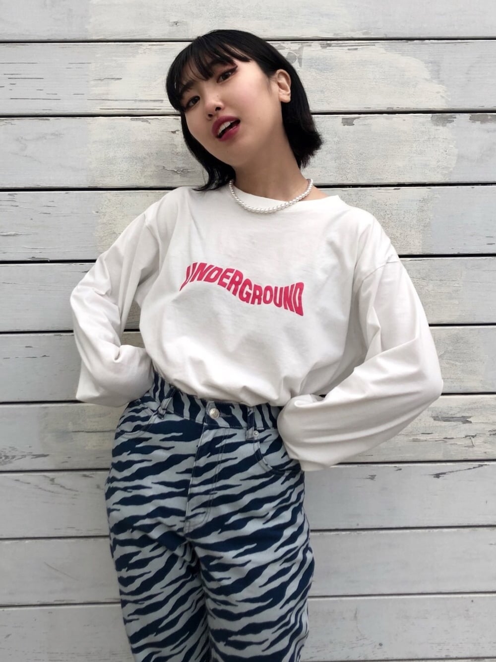 ホワイト系のTシャツ/カットソー、ブルー系のその他パンツを着用したレディースの冬コーディネートの1枚目の写真
