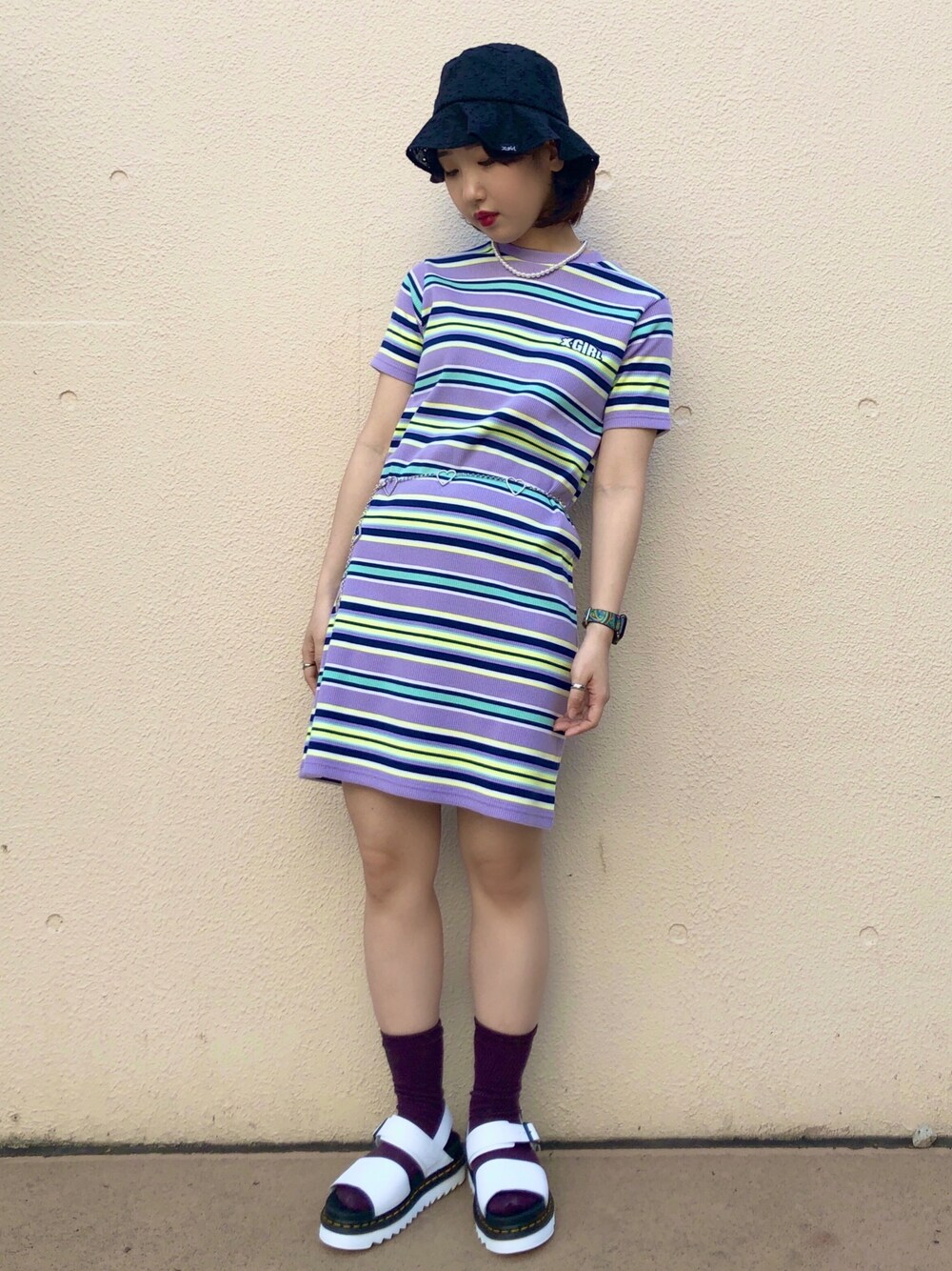 パープル系のワンピース、ホワイト系のシューズ、その他のベルトを着用したレディースの春コーディネートの1枚目の写真