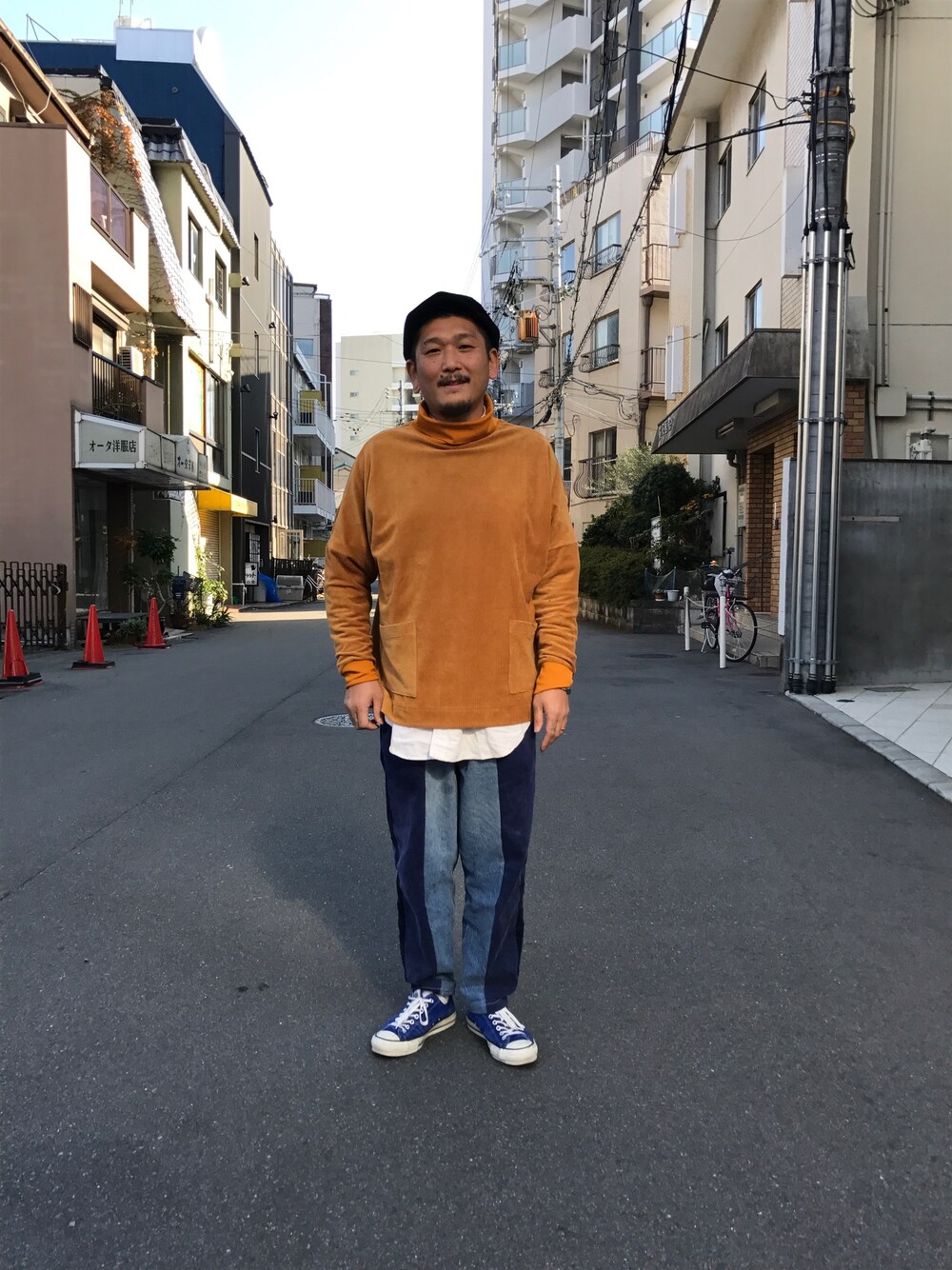 ブルー系のスニーカー、ブルー系のデニムパンツ、イエロー系のTシャツ/カットソーを着用したメンズの秋コーディネートの1枚目の写真