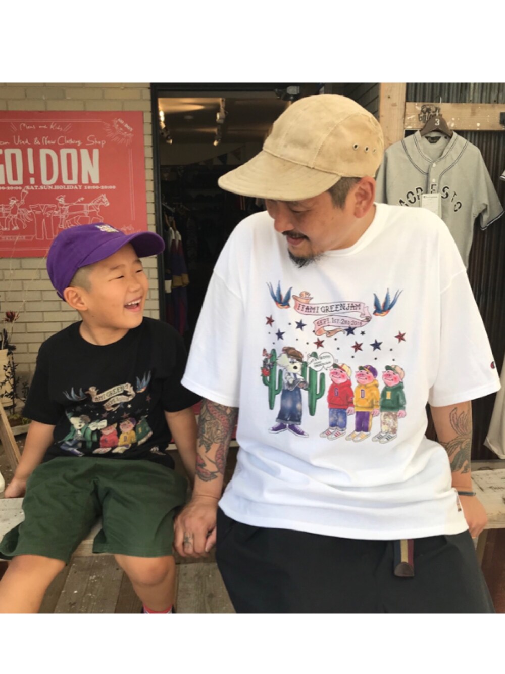 ホワイト系のTシャツ/カットソーを着用したメンズの夏コーディネートの1枚目の写真