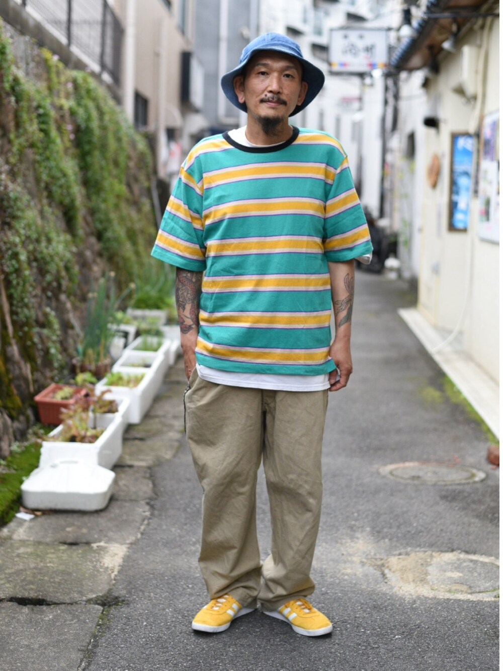 その他のTシャツ/カットソー、ベージュ系のチノパンツ、イエロー系のスニーカーを着用したメンズの夏コーディネートの1枚目の写真