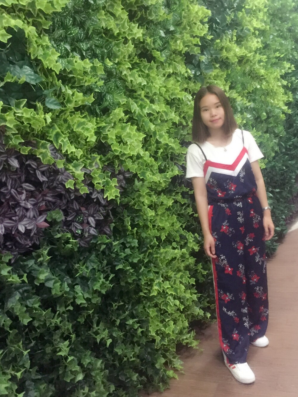 「休闲」｜「Mg小象のアイテム（つなぎ/オールインワン、ブラック系）」を使った、蔢泼粑粑さん（レディース・160cm）の秋コーディネートの1枚目の写真