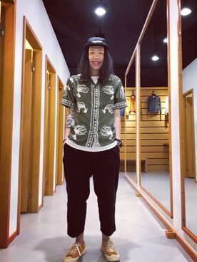 「LMCのアイテム（パンツ）」を使った、陳派羅さん（メンズ・176cm）の夏コーディネート