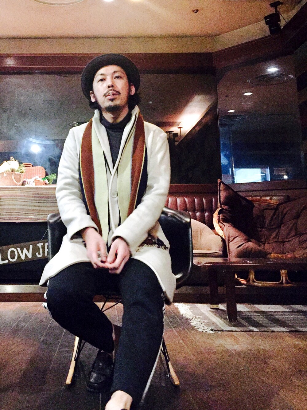 ホワイト系のチェスターコート、ブラック系のスウェット、ブラック系のその他パンツを着用したメンズの冬コーディネートの1枚目の写真